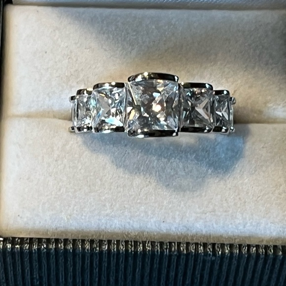 Beautiful ring - Picture 2 of 5